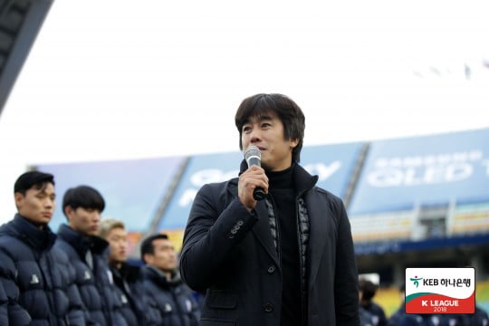 阿森纳欧冠战国米赛前 塔帅和萨卡查看比赛场地
