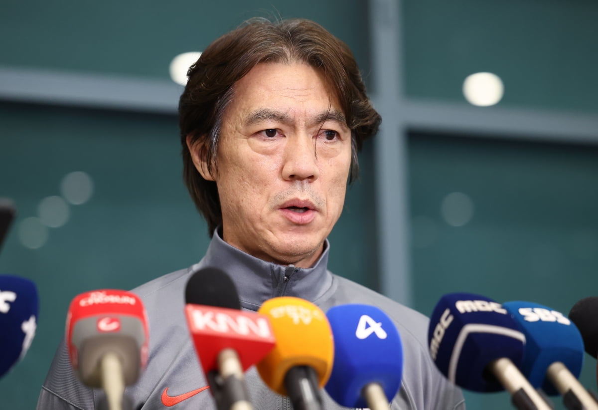 贝尔格莱德红星中场：知道踢巴萨不易，但我们上半场表现不错