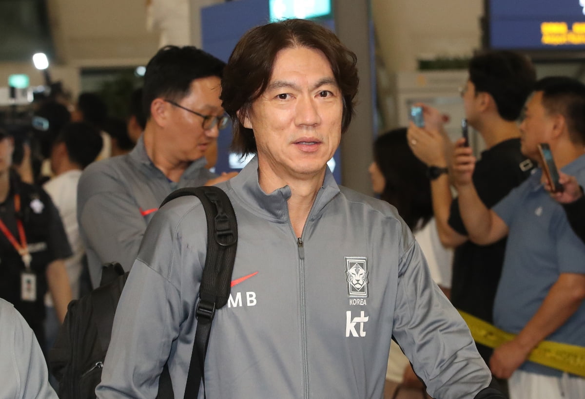 姆巴佩社媒晒出与维尼修斯拥抱照片，配文：HALA MADRID！