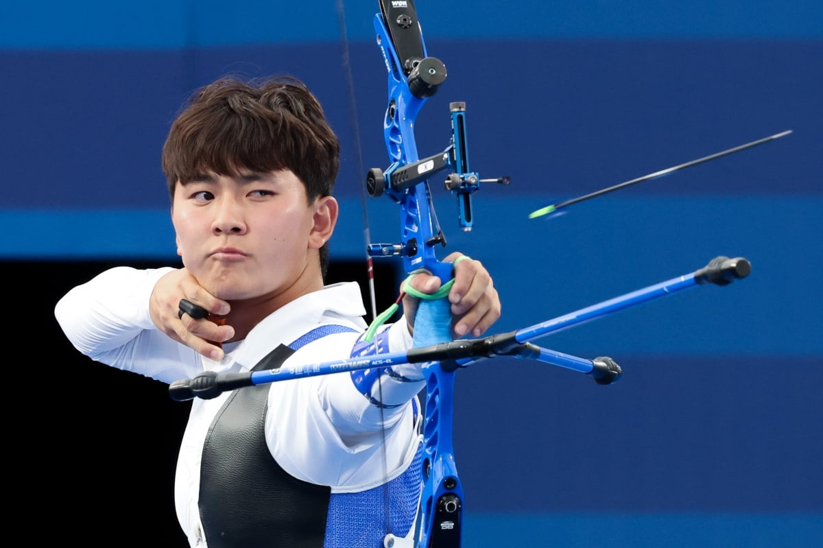 传奇，瑞士队赛前致敬从国家队退役的沙奇里、索默和舍尔
