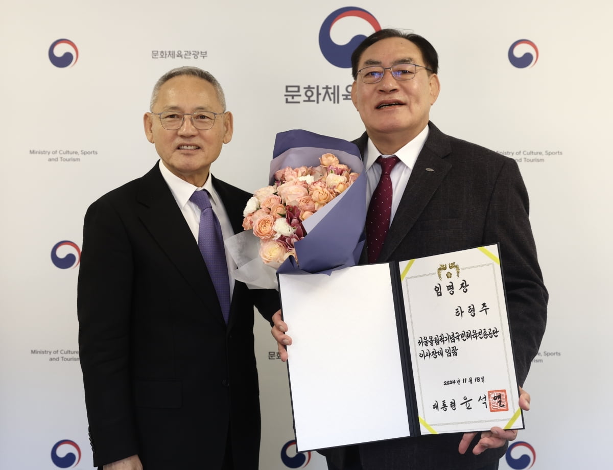曼联逆转曼城！曼联球迷疯狂向曼城球迷区嘲讽