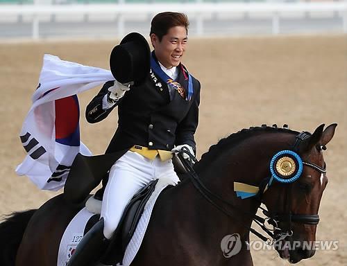 巴萨公布客战多特名单：莱万、亚马尔领衔 阿劳霍回归