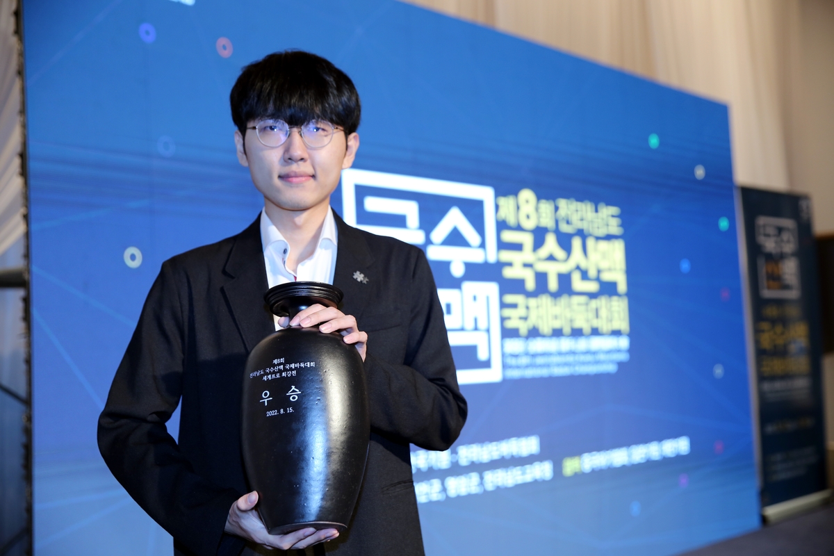 萨格勒布迪纳摩左后卫荻原拓也在对阵拜仁的比赛中首发出场