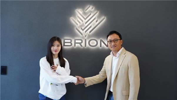 加纳乔被抢断且不回防，卡塞米罗被迫犯规后十分生气并斥责他