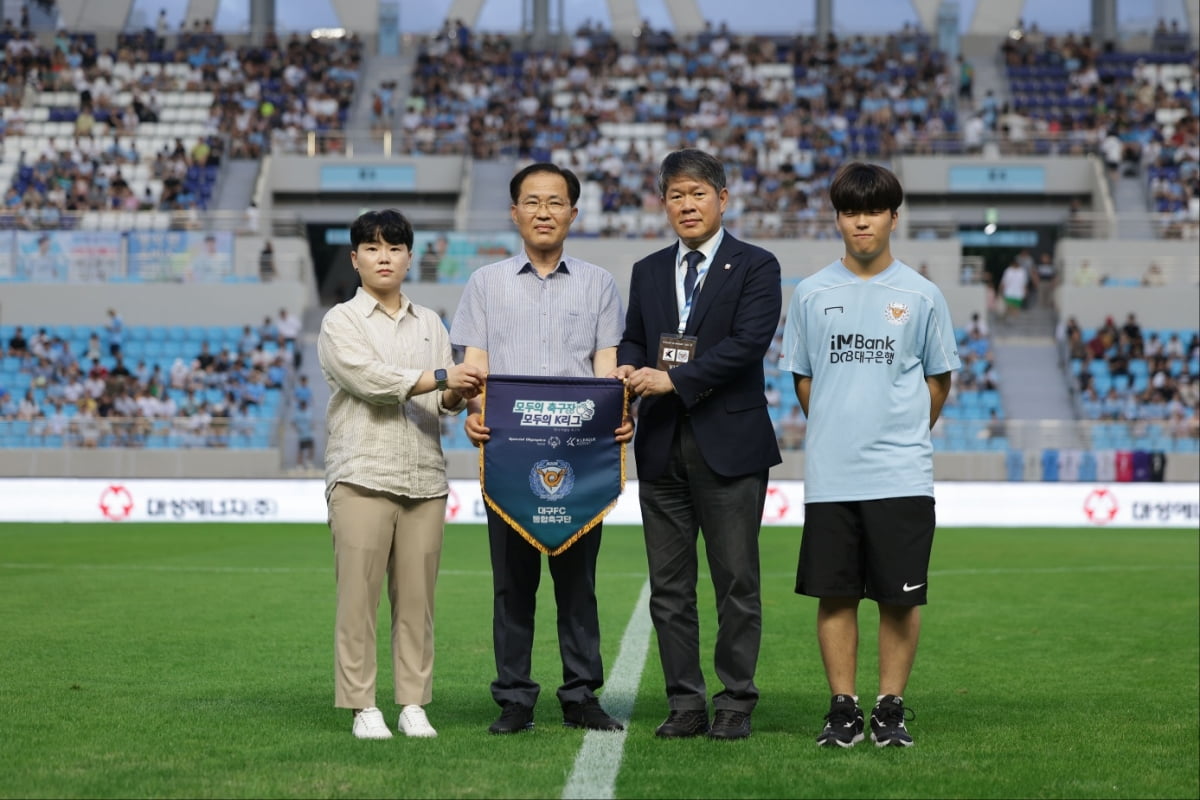 拉波尔塔笑着嚼口香糖 一旁的弗伦伦蒂诺无奈摊手
