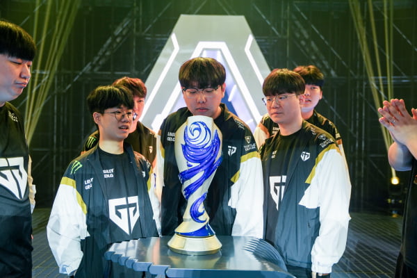 主场球迷都看呆了！联盟第一的自由人半场落后14胜25负的梦想13分