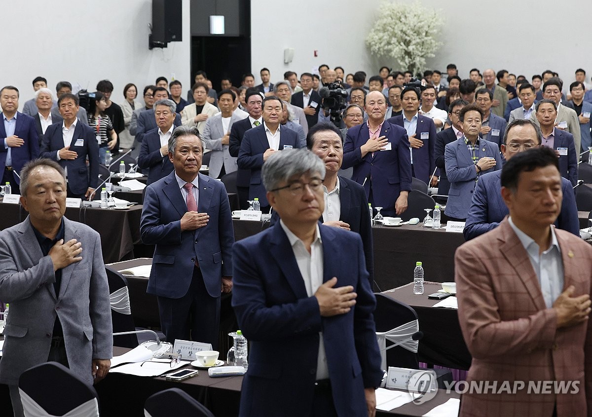 张力：因比赛负担沉重，目前德甲裁判已经有四人受伤