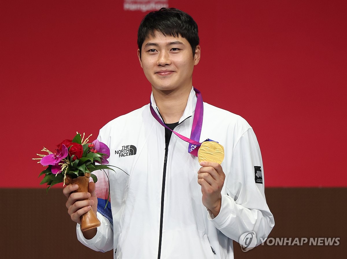 ❤️NBA官方发布视频：魔术师约翰逊告知帕特·莱利，湖人将为他建造雕像
