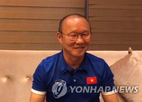 重情重义！网友晒唐斯现身国家中心：依旧身穿森林狼款式的T恤