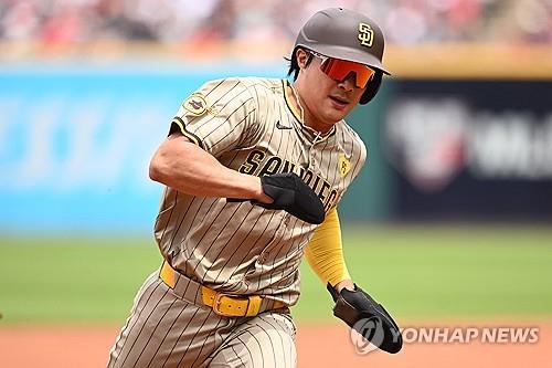 加泰媒体：德容并未明确答复巴萨的续约合同 他在考虑自由身离队